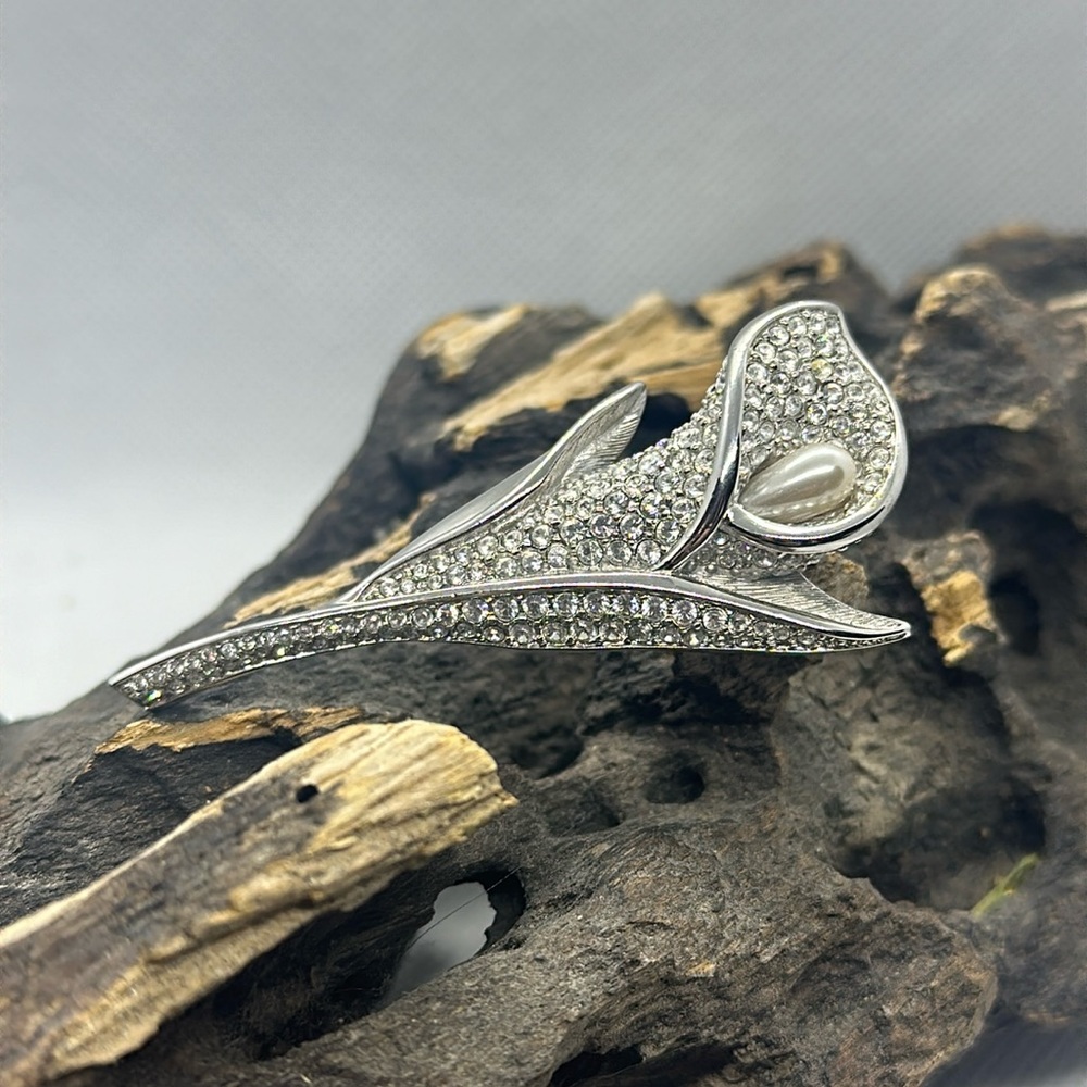 SIGNED SWAROVSKI PAVE' CRYSTAL RHODIUM CALLA LILY  PIN / BROOCH RETIRED
